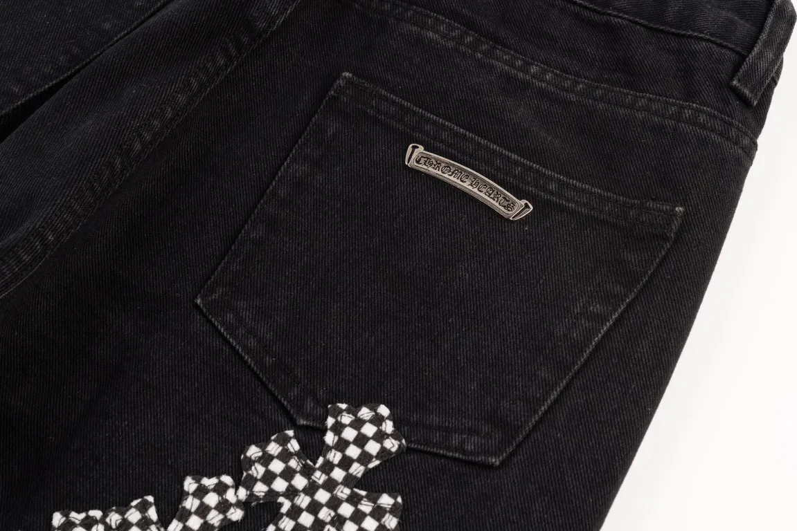 P230 running volume Chrome Hearts cherry blossom pink checkerboard cross patchwork leather jeans, original 5W+ It is known that chromehearts jeans will use vintage Levis jeans as the base plate for creation. They usually add their own unique silver buckles and silver ornaments, plus patchwork leather embellishments. This is the reason why the value of these vintage jeans doubles, because the base plate is Vintage jeans, jeans themselves have become very soft and comfortable after years of baptism, which can be distinguished from ordinary jeans. You should also refer to the pants data for size. Style number: 1808# Color: black pants cherry blossom pink Size: 28 30 32 34 28 Waist 86 Hips 100 Pants length 102 30 Waist 90 Hips 104 Pants length 104 32 Waist 94 Hips 108, pants length 106 34, waist 98, hips 112, pants length 110